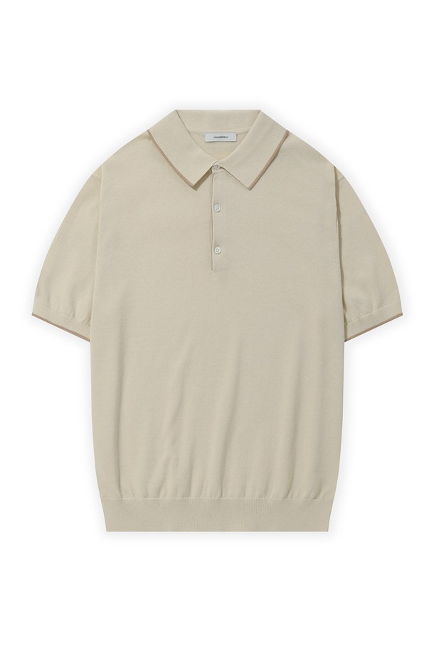 울트라파인 실켓 카라 니트_안티필링 - 7컬러는 베이직하고 미니멀한 스타일을 추구하는 남녀 모두를 위한 반소매 카라넥 니트입니다. 부드러운 촉감의 면 소재로 제작되었으며, 레귤러핏으로 편안하게 착용 가능합니다. 블랙, 네이비, 브라운, 그레이, 그린, 스카이, 라이트베이지 7가지 다채로운 컬러로 출시되어 다양한 데이트룩, 카페룩, 캐주얼 스타일에 활용하기 좋습니다. 안티필링 처리로 보풀 발생을 최소화했으며, 98.79% 자외선 차단 기능과 통기성, 흡습성을 갖춰 여름에도 시원하게 입을 수 있습니다. 11mm 천연 원조 자개 단추와 어깨 쉐이핑 라인, 프리미엄 편직기 사용으로 완성도를 높였습니다.
