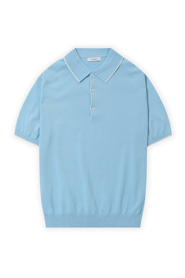 울트라파인 실켓 카라니트_안티필링은 남녀 모두 착용 가능한 베이직하고 미니멀한 스타일의 니트입니다. 부드러운 촉감의 면 소재로 제작되었으며, 흡습, 통기성, UV 차단 기능을 갖춰 봄, 여름철에도 쾌적하게 착용할 수 있습니다. 안티필링 처리로 보풀 발생을 최소화했으며, 홀로우 구조로 통기성을 높였습니다. 자연스러운 광택감과 천연 자개 단추, 심리스 니팅 마감으로 고급스러움을 더했습니다. 데이트룩, 카페룩 등 다양한 TPO에 활용하기 좋으며, 레귤러핏 반소매 카라넥 디자인으로 미니멀, 클래식, 캐주얼 스타일을 연출하기 좋습니다.
