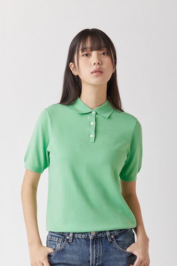 하이테크 올인원 카라 니트 민트 소프트 핸드필은 여성 및 남성 모두 착용 가능한 여름용 반소매 니트입니다. 부드러운 촉감의 비스코스, 폴리에스터 혼방 소재로 제작되었으며, 레귤러핏과 카라넥 디자인으로 캐주얼하고 미니멀한 스타일을 연출합니다. 민트, 블랙, 네이비, 그린, 브라운, 베이지, 오렌지, 라이트 핑크, 스카이, 옐로우 등 다채로운 컬러 옵션을 제공합니다. 자외선 차단(UV 차단율 99.9%, KOTITI 인증) 및 정전기 방지 기능을 갖춰 기능성을 더했으며, 세탁기 사용이 가능하고 통기성이 우수하여 쾌적하게 착용할 수 있습니다. 변색 및 필링에 강한 내구성을 갖춘 하이테크 니트입니다.
