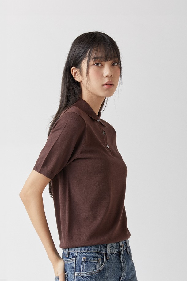 하이테크 올인원 카라 니트 브라운은 부드러운 소프트 핸드필이 특징으로, 여름철에도 시원하게 착용 가능한 반소매 카라넥 니트입니다. 베이직한 스타일로 휴가룩, 여행룩, 미니멀, 캐주얼, 클래식 스타일 모두 소화 가능합니다. 비스코스, 폴리에스테르 혼방 소재로 제작되어 실크 같은 부드러운 터치감을 선사하며, 99.9% 자외선 차단(KOTITI 인증) 기능으로 피부를 보호합니다. 우수한 염색 견뢰도와 필링 저항성을 갖춰 변색 및 보풀 걱정 없이 오래 입을 수 있습니다. 브라운, 블랙, 네이비, 그린 등 10가지 다양한 색상으로 출시되었습니다.
