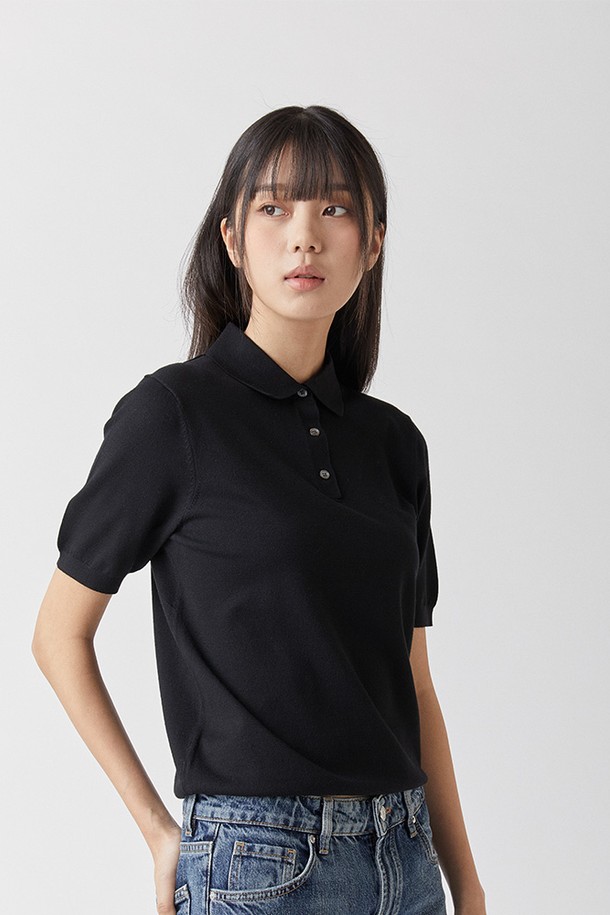 하이테크 올인원 카라니트 블랙_소프트 핸드필은 부드러운 촉감의 비스코스와 폴리에스테르 혼방 소재로 제작된 남녀 공용 반소매 카라 니트입니다. 99.9% UV 차단 및 UPF 50+ 기능으로 여름철 자외선으로부터 피부를 보호하며, 정전기 방지 기능도 갖췄습니다. 세탁기 사용이 가능하고, 높은 필링 저항성으로 변형 없이 오래 입을 수 있으며, 뛰어난 색상 견뢰도로 물 빠짐 걱정 없이 착용 가능합니다. 베이직하고 캐주얼한 스타일로 데이트룩, 카페룩 등 다양한 TPO에 활용 가능하며, 미니멀, 클래식 스타일을 선호하는 분들께 추천합니다.
