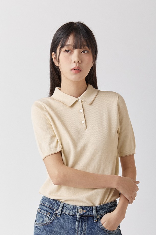 울트라파인 실켓 카라니트는 부드러운 면 소재로 제작되어 피부에 편안한 촉감을 선사하며, 항필링 기능이 적용되어 오랫동안 새 옷처럼 유지됩니다. 자연스러운 색감의 라이트베이지 색상과 베이직한 디자인은 일상에서 활용하기 좋으며, UV 차단 기능(98.79%)까지 갖춰 봄, 여름철 햇볕으로부터 피부를 보호해 줍니다. 레귤러 핏의 반소매 카라넥 디자인으로 남녀 모두 착용 가능합니다.
