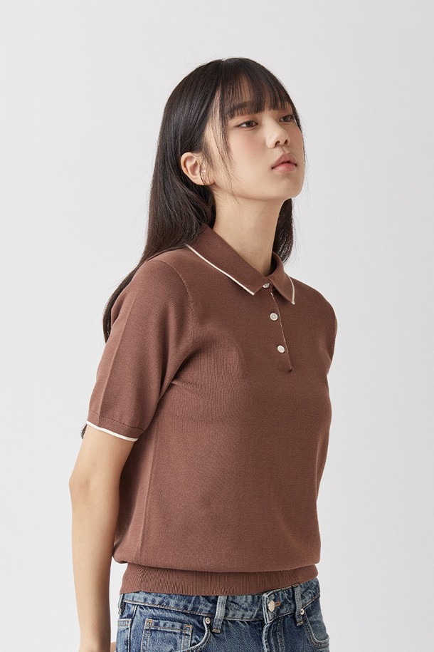 울트라파인 실켓 카라니트는 부드러운 촉감의 프리미엄 코튼 소재로 제작되어 피부에 편안하게 닿으며, 항필링 기능이 있어 오랫동안 새 옷처럼 입을 수 있습니다. UV 차단 기능(98.79%)까지 갖춘 이 제품은 일상에서 자외선으로부터 피부를 보호해주며, 브라운, 블랙, 네이비, 그레이, 그린, 스카이, 라이트베이지의 자연스러운 컬러로 다양한 스타일을 연출할 수 있습니다. 베이직하고 클래식한 디자인의 이 반소매 카라니트는 봄, 여름 시즌에 레귤러 핏으로 편안하게 착용하기 좋습니다.
