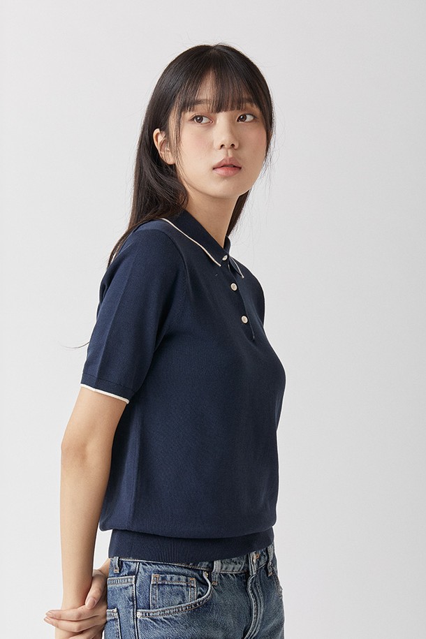 울트라파인 실켓 코튼 100% 소재의 네이비 컬러 카라니트입니다. 부드러운 터치감과 자연스러운 색감이 돋보이며, UV 차단 및 항필링 기능이 있어 일상 또는 세미 캐주얼룩에 모두 잘 어울립니다. KOTITI 시험연구원 인증을 받은 제품으로 남녀 모두 착용 가능한 사계절 레귤러핏 반소매 디자인입니다.
