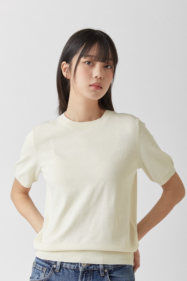 퓨어코튼100 라운드 니트 아이보리_그린라벨은 KOTITI 인증 순면 100% 소재로 제작되어 부드러운 촉감을 선사합니다. 봄, 여름 계절에 어울리는 얇은 두께의 반소매 라운드넥 니트로, 베이직하고 클래식한 스타일을 연출하기 좋습니다. 아이보리, 블랙, 네이비, 카멜 4가지 색상으로 출시되어 다양한 데이트룩과 카페룩에 활용할 수 있습니다. 무지 디자인에 레귤러핏과 스탠다드핏으로 제작되어 편안하면서도 세련된 스타일을 연출하며, 흡습 기능이 있어 쾌적하게 착용 가능합니다. 섬유와 피부 사이 수분 증발을 방해하지 않는 중공구조로 제작되어 여름철에도 시원하게 입을 수 있습니다.

