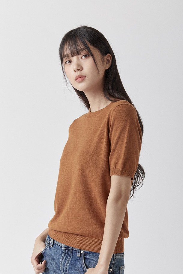 퓨어코튼100 라운드 니트 카멜_그린라벨은 남녀 모두 착용 가능한 상의 니트/스웨터입니다. 100% 퓨어 코튼 소재로 제작되어 부드러운 촉감과 자연스러운 면 텍스처를 자랑하며, 흡습 및 통기성이 우수합니다. 라운드넥에 레귤러핏과 스탠다드핏으로 제작되어 베이직하고 클래식한 스타일을 연출하며, 데이트룩, 카페룩 등 다양한 TPO에 활용하기 좋습니다. 봄, 여름 계절에 반소매 기장으로 시원하게 착용할 수 있으며, 무지 디자인으로 미니멀하고 캐주얼한 스타일을 완성합니다.
