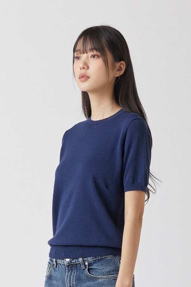 퓨어코튼100 라운드 니트 네이비_그린라벨은 100% 순면 소재로 제작되어 부드러운 촉감과 뛰어난 통기성을 자랑합니다. 봄, 여름 시즌에 적합하며, 기본에 충실한 디자인으로 미니멀, 캐주얼, 클래식 스타일을 모두 소화할 수 있습니다. 라운드 넥과 레귤러핏, 반소매 기장으로 편안한 착용감을 제공하며, 데이트룩, 카페룩 등 다양한 TPO에 활용하기 좋습니다. 퓨어코튼100 라운드 니트는 레이어드하여 더욱 다채로운 스타일을 연출할 수 있습니다.
