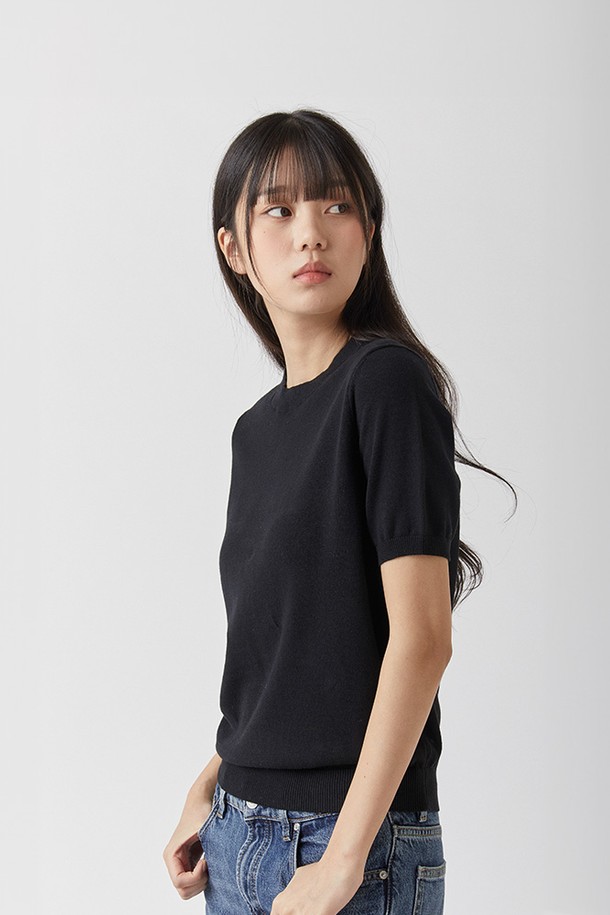 퓨어코튼100 라운드 니트 블랙_그린라벨은 부드러운 촉감과 뛰어난 통기성을 자랑하는 남녀 공용 반소매 니트입니다. 100% 퓨어 코튼 소재로 제작되어 피부에 자극 없이 편안하게 착용할 수 있으며, 데이트룩, 카페룩 등 다양한 TPO에 활용하기 좋습니다. 미니멀, 캐주얼, 클래식 스타일을 즐겨 입는 분들께 추천하며, 레귤러 핏의 라운드넥 디자인으로 깔끔한 실루엣을 연출합니다. 무지 패턴의 블랙, 네이비, 카멜, 아이보리 색상으로 출시되어 어떤 스타일에도 잘 어울립니다.
