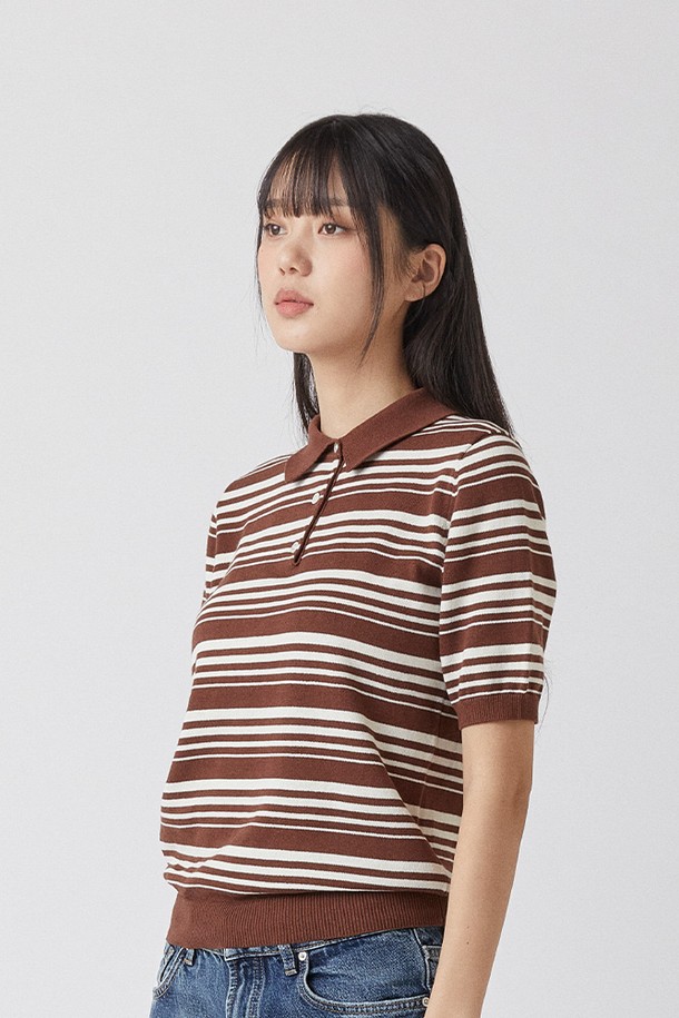 퓨어코튼100 스트라이프 카라 니트 브라운_그린라벨은 남녀 공용으로 착용 가능한 니트/스웨터입니다. 베이직하고 클래식한 스타일의 레귤러핏 반소매 카라 니트로, 봄, 여름 시즌에 적합합니다. 100% 순면 소재로 제작되어 부드러운 촉감을 선사하며, 흡습 기능과 친환경, 생분해성 소재 사용으로 기능성을 더했습니다. KOTITI 시험 인증을 완료하여 품질을 보증하며, 데이트룩, 카페룩, 캐주얼, 미니멀, 클래식 스타일 연출에 용이합니다. 브라운 컬러의 스트라이프 패턴 디자인이 특징입니다.
