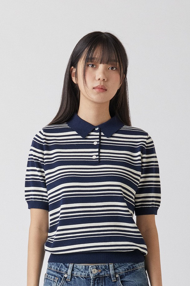 퓨어코튼100 스트라이프 카라 니트 다크네이비_그린라벨은 부드러운 촉감과 흡습 기능이 뛰어난 퓨어 코튼 100% 소재의 반소매 카라넥 니트입니다. 다크네이비 컬러에 베이직하고 클래식한 스트라이프 패턴으로 디자인되어, 봄, 여름 일상에서 데이트룩, 카페룩 등 다양한 TPO에 활용하기 좋습니다. 레귤러핏으로 편안하게 착용 가능하며, 지속가능한 디자인으로 제작되어 더욱 가치 있는 선택입니다. 미니멀, 캐주얼 스타일을 즐겨 입는 남성, 여성 모두에게 추천하는 아이템입니다.
