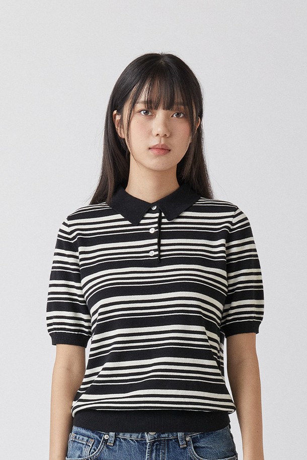 퓨어코튼 100 스트라이프 카라 니트 블랙_그린라벨은 남녀 모두 착용 가능한 상의 카테고리의 니트/스웨터입니다. 봄, 여름에 어울리는 레귤러핏 반소매 카라 니트로, 베이직하면서 클래식한 스타일을 연출합니다. 퓨어 코튼 100% 소재로 제작되어 부드러운 촉감을 자랑하며, 블랙 컬러와 스트라이프 패턴이 특징입니다. 데이트룩과 카페룩, 미니멀하고 캐주얼한 스타일을 즐기는 분들께 추천합니다. 지속 가능한 디자인으로 제작된 기본 스타일의 니트입니다.
