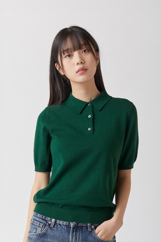 퓨어코튼 100 카라 니트 그린_그린라벨은 남녀 모두 착용 가능한 상의 니트/스웨터입니다. 봄, 여름 계절에 어울리는 베이직하고 클래식한 스타일로, 데이트룩과 카페룩에 매치하기 좋습니다. 퓨어 코튼 100% 소재로 제작되어 부드러운 촉감을 자랑하며, 레귤러 핏과 반소매 기장으로 편안하게 착용할 수 있습니다. 그린 컬러의 무지 디자인에 카라넥 디테일이 더해져 미니멀하면서도 세련된 분위기를 연출합니다. KOTITI 인증을 받은 친환경, 생분해성 소재로 제작되어 환경까지 생각한 제품입니다.
