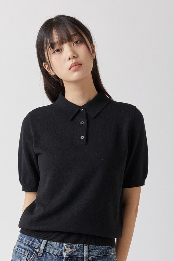 퓨어코튼100 카라니트 블랙_그린라벨은 남녀 공용으로 착용 가능한 상의 니트/스웨터입니다. 봄, 여름 시즌에 어울리는 레귤러핏 반소매 카라넥 니트로, 부드러운 촉감의 퓨어코튼 100% 소재로 제작되었습니다. KOTITI 인증을 받은 친환경 생분해성 섬유로 제작되어, 베이직하고 클래식한 스타일을 연출합니다. 데이트룩, 카페룩 등 다양한 TPO에 활용 가능하며, 미니멀하고 캐주얼한 스타일을 완성합니다. 무지 패턴의 블랙 컬러로 어떤 하의와도 잘 어울립니다.
