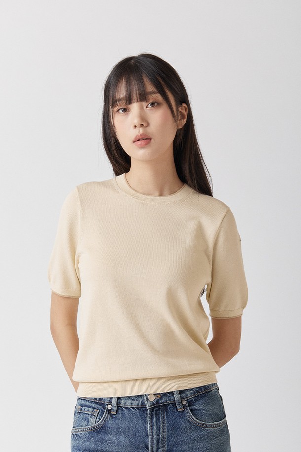 울트라파인 실켓 코튼 소재로 제작된 라이트 베이지 색상의 라운드넥 니트입니다. 뛰어난 부드러움과 UV 차단 기능(자외선 차단율 98.79%, KOTITI 시험 인증)을 갖췄으며, 프리미엄 4등급 안티필링 가공으로 옷의 뜯김이나 필링 현상을 최소화했습니다. 남녀 모두 착용 가능한 레귤러핏의 반소매 디자인으로, 봄, 여름철 일상복으로 적합합니다.
