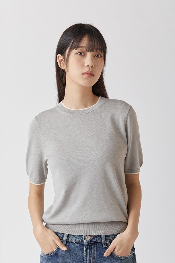 울트라파인 실켓 라운드니트 그레이 색상은 부드러운 면 소재로 제작되어 일상에서 편안하게 착용하기 좋습니다. 안티필링 4등급 가공으로 보풀을 최소화했으며, UPF 50+의 자외선 차단 기능과 흡습 기능까지 갖춘 반소매 니트입니다. 지속가능한 클래식 스타일로, 봄, 여름 시즌에 활용하기 좋은 레귤러 핏의 남녀 공용 제품입니다.
