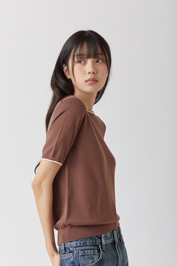 울트라파인 실켓 코튼 100% 소재의 브라운 컬러 라운드넥 니트입니다. 뛰어난 흡습성과 UV 차단(98.79%) 기능은 물론, 안티필링 4등급으로 제작되어 오랫동안 부드러운 촉감을 유지합니다. 봄, 여름 시즌에 적합하며 일상복으로 활용하기 좋은 남녀 공용 레귤러핏 반소매 제품입니다.
