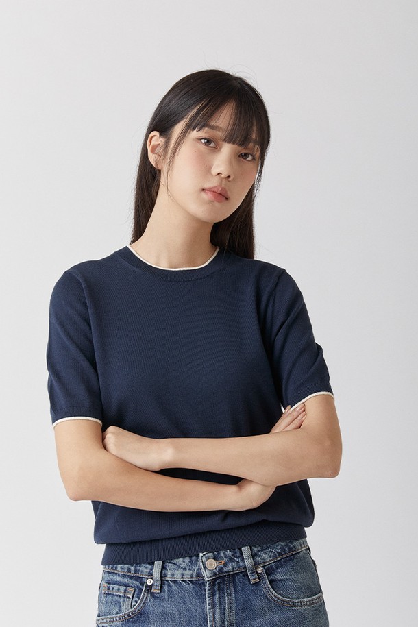 울트라파인 실켓 라운드 니트 네이비 색상은 부드러운 촉감과 매끈한 표면감이 특징인 남녀 공용 상의입니다. 면 최상위 4등급 필링 등급의 원단을 사용하여 요철감을 최소화하고, UV 자외선 차단율 98.79%의 기능성을 갖췄으며, 자연 생분해 또한 가능한 친환경적인 제품입니다. 베이직하고 미니멀한 스타일로 봄, 여름철 일상복으로 적합하며, 레귤러 핏의 반소매 디자인으로 편안하게 착용할 수 있습니다.
