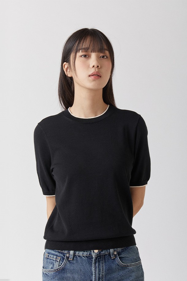 울트라파인 실켓 코튼 소재로 제작된 블랙 색상의 라운드넥 니트입니다. 안티필링 처리로 잦은 착용에도 깔끔하게 유지되며, 자외선 차단 기능(98.79%)과 뛰어난 통기성으로 봄, 여름철 일상생활에서 편안하게 착용할 수 있습니다. 스탠다드핏의 반소매 디자인으로 베이직하고 미니멀한 스타일을 연출할 수 있습니다.
