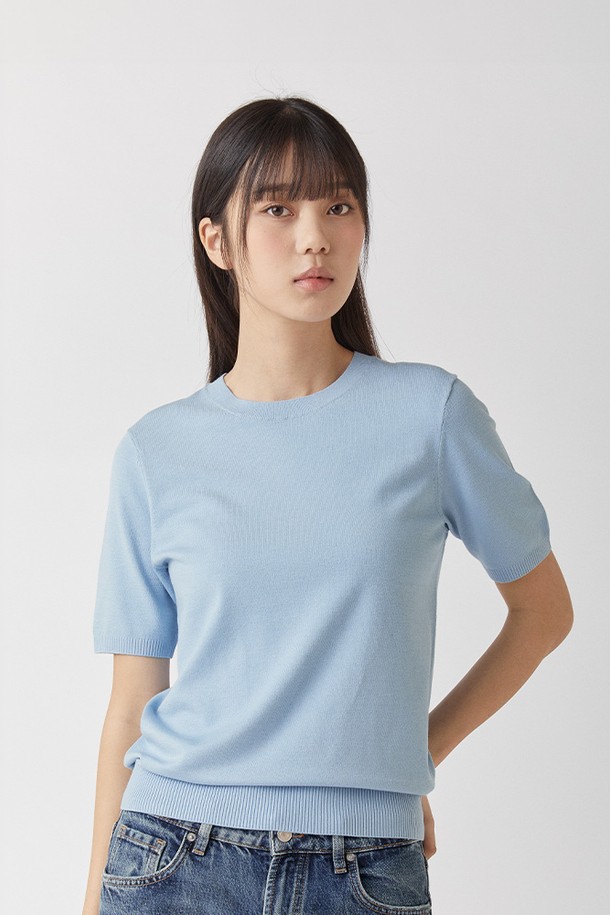 하이테크 프리미엄 기능성 원사로 제작된 스카이 컬러의 라운드넥 반소매 니트입니다. UV 차단, 정전기 방지, 세탁성이 우수하며, 실크 같은 부드러운 촉감을 자랑합니다. 남녀 모두 착용 가능한 레귤러 핏의 베이직하고 미니멀한 스타일로, 봄, 여름철 일상복으로 적합합니다.
