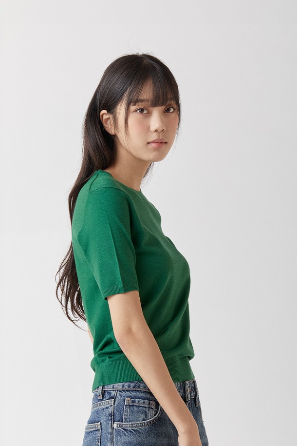 하이테크 올인원 라운드 니트 그린_소프트 핸드필은 남녀 공용으로, 봄, 여름에 어울리는 베이직하고 미니멀한 스타일의 반소매 니트입니다. 부드러운 촉감의 비스코스, 폴리에스테르 혼방 소재로 제작되어, 레귤러핏을 선사하며 라운드넥 디자인으로 편안함을 더했습니다. 은은한 그린 컬러의 무지 패턴으로, 데이트룩, 카페룩 등 다채로운 TPO에 활용하기 좋습니다. UPF 50+ 자외선 차단 기능과 흡습, 신축성, 정전기 방지 기능까지 갖춰 실용성을 높였으며, 실크 같은 터치감과 세탁 후에도 변함없는 외관, 뛰어난 내구성을 자랑합니다.
