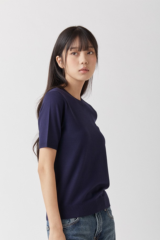 **하이테크 올인원 라운드 니트 네이비_소프트 핸드필**는 공용으로 제작된 여름용 니트/스웨터입니다. 네이비, 블랙, 그린, 아이보리, 오렌지, 스카이 등 다양한 색상으로 출시되었으며, 베이직한 스타일의 레귤러핏 반소매 라운드넥 디자인입니다. 부드러운 촉감의 비스코스, 폴리에스테르 혼방 소재로 제작되었으며, UV 차단 및 정전기 방지 기능이 있습니다. 여행룩, 휴가룩, 미니멀, 캐주얼, 클래식 스타일을 연출하기에 적합하며, KOTITI 인증을 받은 프리미엄 기능성 원사로 제작되어 세탁 후에도 외관 변화 없이 오랫동안 착용할 수 있습니다. 자외선 차단 99.9%로 여름철에도 안심하고 입을 수 있습니다.
