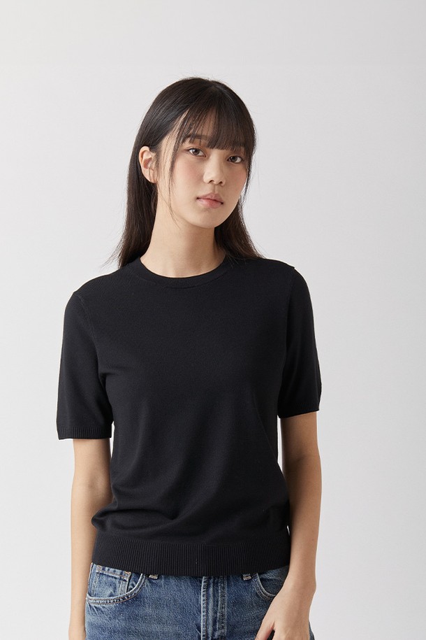 하이테크 올인원 라운드니트 블랙_소프트 핸드필은 남녀 모두 착용 가능한 베이직하고 미니멀한 스타일의 반소매 니트입니다. 부드러운 촉감의 비스코스, 폴리에스테르 혼방 소재로 제작되어 일상에서 편안하게 착용할 수 있습니다. 99.9% 자외선 차단, 정전기 방지, 통기성 기능을 갖춰 쾌적함을 유지하며, UPF 50+로 자외선으로부터 피부를 보호합니다. 프리미엄 기능성 원사를 사용한 트위스트 구조로 제작되어 세탁 후 변형이나 물 빠짐 걱정 없이 오랫동안 착용할 수 있습니다. 데이트룩, 카페룩 등 다양한 TPO에 맞춰 미니멀, 클래식, 캐주얼 스타일을 연출해보세요.
