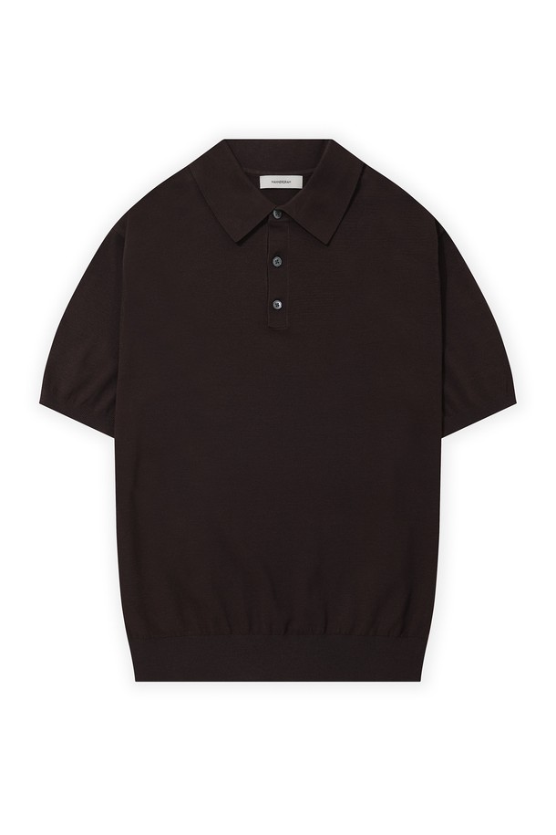 하이테크 올인원 카라 니트 브라운은 부드러운 소프트 핸드필이 특징으로, 여름철에도 시원하게 착용 가능한 반소매 카라넥 니트입니다. 베이직한 스타일로 휴가룩, 여행룩, 미니멀, 캐주얼, 클래식 스타일 모두 소화 가능합니다. 비스코스, 폴리에스테르 혼방 소재로 제작되어 실크 같은 부드러운 터치감을 선사하며, 99.9% 자외선 차단(KOTITI 인증) 기능으로 피부를 보호합니다. 우수한 염색 견뢰도와 필링 저항성을 갖춰 변색 및 보풀 걱정 없이 오래 입을 수 있습니다. 브라운, 블랙, 네이비, 그린 등 10가지 다양한 색상으로 출시되었습니다.
