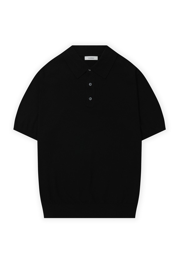 하이테크 올인원 카라니트 블랙_소프트 핸드필은 부드러운 촉감의 비스코스와 폴리에스테르 혼방 소재로 제작된 남녀 공용 반소매 카라 니트입니다. 99.9% UV 차단 및 UPF 50+ 기능으로 여름철 자외선으로부터 피부를 보호하며, 정전기 방지 기능도 갖췄습니다. 세탁기 사용이 가능하고, 높은 필링 저항성으로 변형 없이 오래 입을 수 있으며, 뛰어난 색상 견뢰도로 물 빠짐 걱정 없이 착용 가능합니다. 베이직하고 캐주얼한 스타일로 데이트룩, 카페룩 등 다양한 TPO에 활용 가능하며, 미니멀, 클래식 스타일을 선호하는 분들께 추천합니다.
