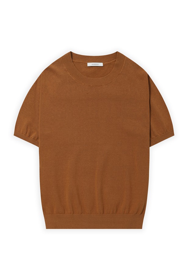 퓨어코튼100 라운드 니트 카멜_그린라벨은 남녀 모두 착용 가능한 상의 니트/스웨터입니다. 100% 퓨어 코튼 소재로 제작되어 부드러운 촉감과 자연스러운 면 텍스처를 자랑하며, 흡습 및 통기성이 우수합니다. 라운드넥에 레귤러핏과 스탠다드핏으로 제작되어 베이직하고 클래식한 스타일을 연출하며, 데이트룩, 카페룩 등 다양한 TPO에 활용하기 좋습니다. 봄, 여름 계절에 반소매 기장으로 시원하게 착용할 수 있으며, 무지 디자인으로 미니멀하고 캐주얼한 스타일을 완성합니다.
