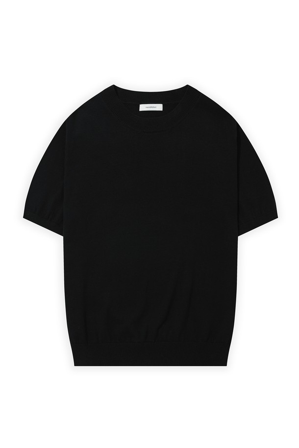 퓨어코튼100 라운드 니트 블랙_그린라벨은 부드러운 촉감과 뛰어난 통기성을 자랑하는 남녀 공용 반소매 니트입니다. 100% 퓨어 코튼 소재로 제작되어 피부에 자극 없이 편안하게 착용할 수 있으며, 데이트룩, 카페룩 등 다양한 TPO에 활용하기 좋습니다. 미니멀, 캐주얼, 클래식 스타일을 즐겨 입는 분들께 추천하며, 레귤러 핏의 라운드넥 디자인으로 깔끔한 실루엣을 연출합니다. 무지 패턴의 블랙, 네이비, 카멜, 아이보리 색상으로 출시되어 어떤 스타일에도 잘 어울립니다.
