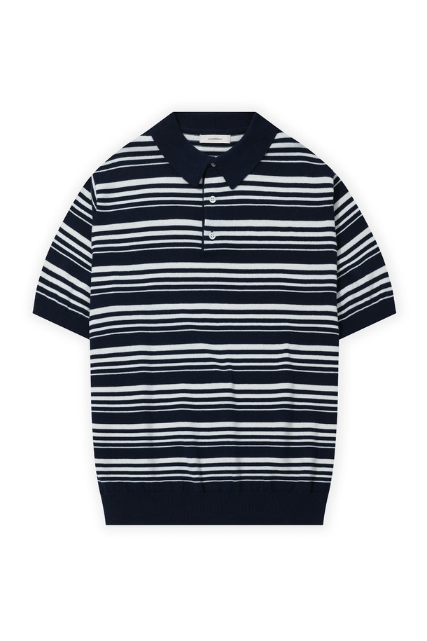 퓨어코튼100 스트라이프 카라 니트 다크네이비_그린라벨은 부드러운 촉감과 흡습 기능이 뛰어난 퓨어 코튼 100% 소재의 반소매 카라넥 니트입니다. 다크네이비 컬러에 베이직하고 클래식한 스트라이프 패턴으로 디자인되어, 봄, 여름 일상에서 데이트룩, 카페룩 등 다양한 TPO에 활용하기 좋습니다. 레귤러핏으로 편안하게 착용 가능하며, 지속가능한 디자인으로 제작되어 더욱 가치 있는 선택입니다. 미니멀, 캐주얼 스타일을 즐겨 입는 남성, 여성 모두에게 추천하는 아이템입니다.
