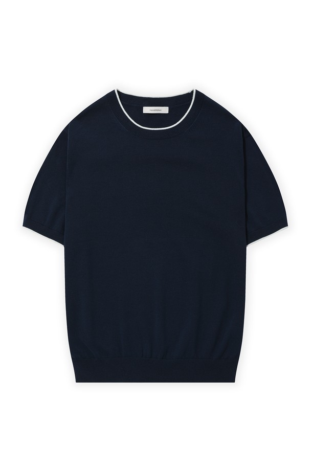 울트라파인 실켓 라운드 니트 네이비 색상은 부드러운 촉감과 매끈한 표면감이 특징인 남녀 공용 상의입니다. 면 최상위 4등급 필링 등급의 원단을 사용하여 요철감을 최소화하고, UV 자외선 차단율 98.79%의 기능성을 갖췄으며, 자연 생분해 또한 가능한 친환경적인 제품입니다. 베이직하고 미니멀한 스타일로 봄, 여름철 일상복으로 적합하며, 레귤러 핏의 반소매 디자인으로 편안하게 착용할 수 있습니다.
