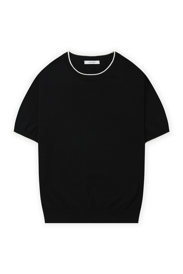 울트라파인 실켓 코튼 소재로 제작된 블랙 색상의 라운드넥 니트입니다. 안티필링 처리로 잦은 착용에도 깔끔하게 유지되며, 자외선 차단 기능(98.79%)과 뛰어난 통기성으로 봄, 여름철 일상생활에서 편안하게 착용할 수 있습니다. 스탠다드핏의 반소매 디자인으로 베이직하고 미니멀한 스타일을 연출할 수 있습니다.
