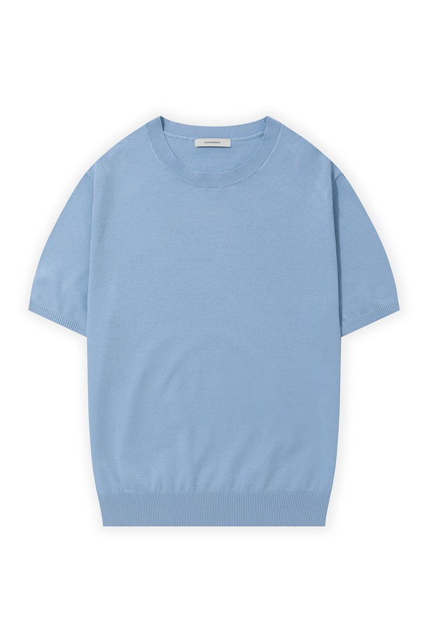 하이테크 프리미엄 기능성 원사로 제작된 스카이 컬러의 라운드넥 반소매 니트입니다. UV 차단, 정전기 방지, 세탁성이 우수하며, 실크 같은 부드러운 촉감을 자랑합니다. 남녀 모두 착용 가능한 레귤러 핏의 베이직하고 미니멀한 스타일로, 봄, 여름철 일상복으로 적합합니다.
