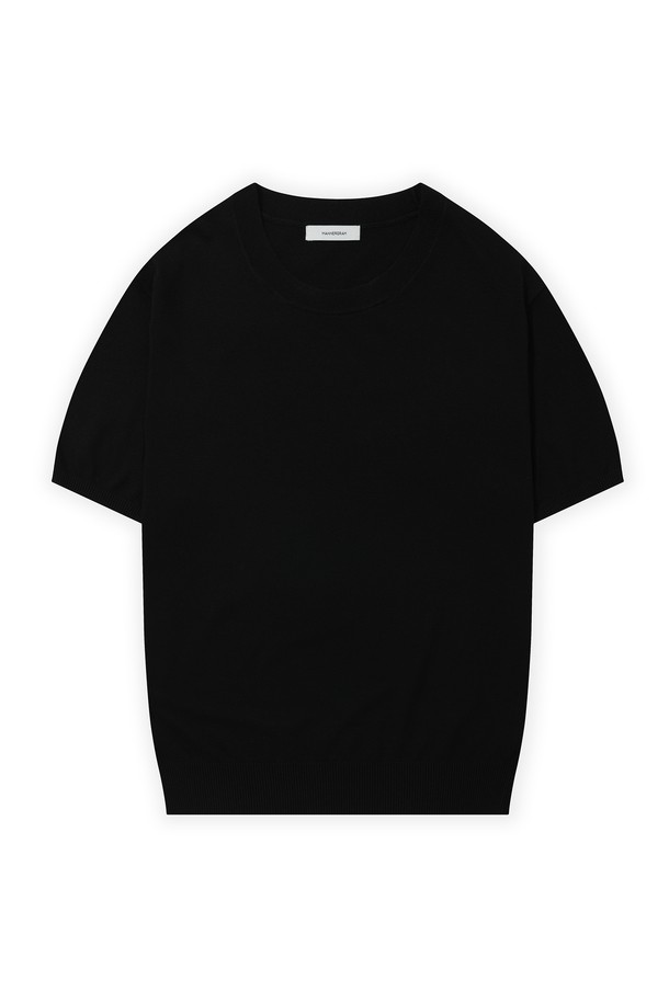 하이테크 올인원 라운드니트 블랙_소프트 핸드필은 남녀 모두 착용 가능한 베이직하고 미니멀한 스타일의 반소매 니트입니다. 부드러운 촉감의 비스코스, 폴리에스테르 혼방 소재로 제작되어 일상에서 편안하게 착용할 수 있습니다. 99.9% 자외선 차단, 정전기 방지, 통기성 기능을 갖춰 쾌적함을 유지하며, UPF 50+로 자외선으로부터 피부를 보호합니다. 프리미엄 기능성 원사를 사용한 트위스트 구조로 제작되어 세탁 후 변형이나 물 빠짐 걱정 없이 오랫동안 착용할 수 있습니다. 데이트룩, 카페룩 등 다양한 TPO에 맞춰 미니멀, 클래식, 캐주얼 스타일을 연출해보세요.
