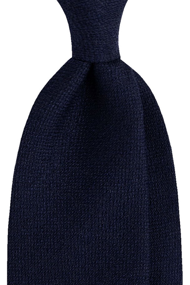 블렌드 솔리드 네이비 넥타이는 남성을 위한 네이비 컬러의 무지 패턴 디자인으로, 사계절 모두 착용하기 좋습니다. 실크, 폴리에스테르, 울, 레이온, 아크릴 혼방 소재로 제작되었으며, 8.5cm의 폭으로 정장 및 일상복에 모두 잘 어울립니다. 클래식하고 베이직한 스타일을 연출할 수 있는 블렌드 소재 넥타이입니다.
