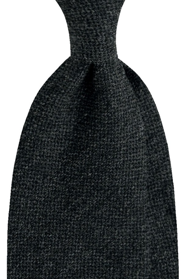 블렌드 솔리드 차콜 넥타이는 실크, 폴리에스테르, 울, 레이온, 아크릴 혼방 소재로 제작되어 부드러운 촉감을 자랑하며, 무지 패턴의 차콜 색상이 클래식하고 미니멀한 스타일을 연출합니다. 8.5cm 폭의 이 넥타이는 정장과 일상복 모두에 잘 어울리며, 사계절 내내 착용하기 좋은 기본 길이의 넥타이입니다. 블렌드 소재와 솔리드 디자인이 돋보이는 이 넥타이는 남성에게 세련된 포인트를 더해줍니다.
