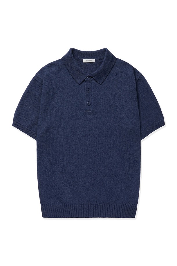 UPW 워셔블코튼 폴로 반팔니트는 부드러운 면과 폴리에스테르 혼방 소재로 제작되어 흡습 및 통기성이 뛰어납니다. 2×2 싱글 하이스트레치 립조직과 링킹 스티치 구조, 1×1 싱글 하이스트레치 립조직 밑단을 적용하여 편안한 착용감을 제공하며, 디지털 편직 시스템으로 완성도를 높였습니다. 라이트 베이지, 모가도르 블루, 피콕 블루, 섀도우 그레이, 블랙 5가지 색상으로 출시되어 다채로운 캐주얼 스타일을 연출할 수 있습니다.