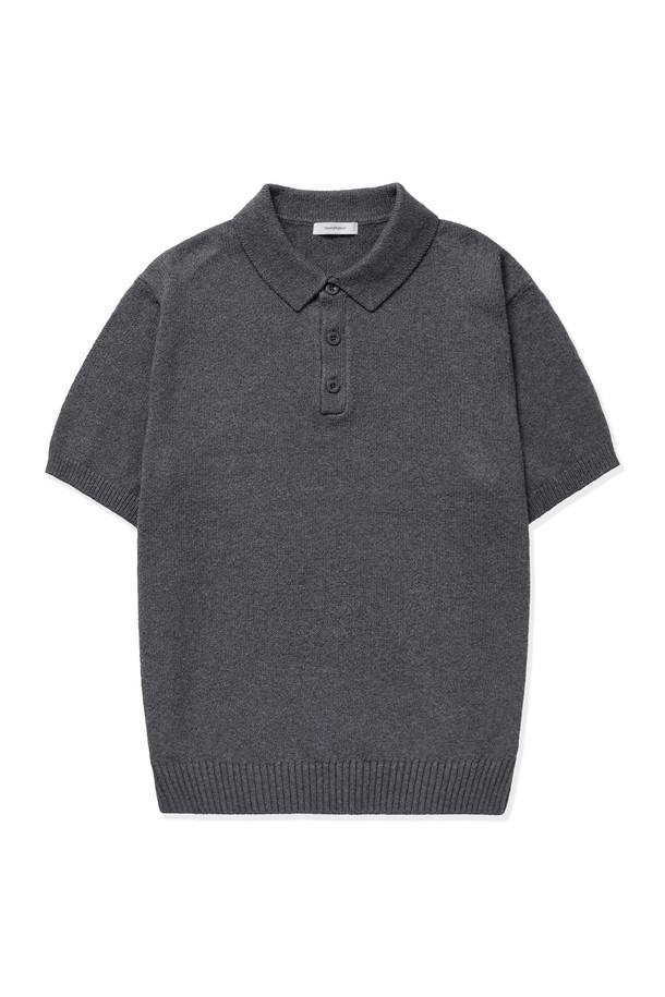 UPW 워셔블코튼 폴로 반팔니트는 부드러운 촉감과 흡습, 통기 기능이 있는 면, 폴리에스테르 혼방 소재로 제작된 남성용 니트/스웨터입니다. 얇은 두께의 이 제품은 봄, 여름철 일상 또는 캐주얼 스타일로 연출하기 좋으며, 무지 패턴에 폴로 네크라인 디자인이 특징입니다. 라이트 베이지, 모가도르 블루, 피콕 블루, 섀도우 그레이, 블랙 5가지 색상으로 제공되며, 2×2/1×1 싱글 고탄력 립조직과 링킹 스티치, 클린 엣지 마감으로 완성도를 높였습니다.