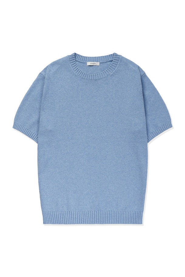 UPW 워셔블 코튼 라운드 반팔 니트는 고밀도 니팅과 링킹 스티치 마감으로 제작되어 형태 유지력이 우수하며, 높은 신축성으로 편안한 착용감을 제공합니다. 베이직하고 미니멀한 디자인으로 일상에서 활용하기 좋으며, 오프화이트, 라이트 카메오 블루, 베이지, 다크그레이 4가지 색상으로 출시되었습니다. 워셔블 기능이 있어 관리가 용이하고, 부드러운 면과 폴리에스테르 혼방 소재로 봄, 여름 시즌에 적합한 레귤러핏 라운드넥 반팔 니트입니다.
