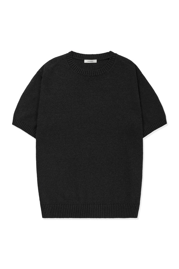 UPW 워셔블코튼 라운드 반팔니트는 부드러운 면, 폴리에스테르 혼방 소재로 제작되었으며, 오프화이트, 라이트베이지, 카메오블루, 다크그레이 4가지 색상으로 제공됩니다. 2*2 싱글 고탄력 립조직과 고밀도 편직으로 제작되어 뛰어난 내구성을 자랑하며, 실풀림 방지 마감과 필링 방지 기능까지 더해져 오래도록 변함없이 착용할 수 있습니다. 워셔블 기능으로 관리가 용이하며, 라운드넥 디자인과 레귤러핏으로 편안하게 일상에서 즐겨 입을 수 있는 베이직 캐주얼 스타일의 반소매 니트입니다.
