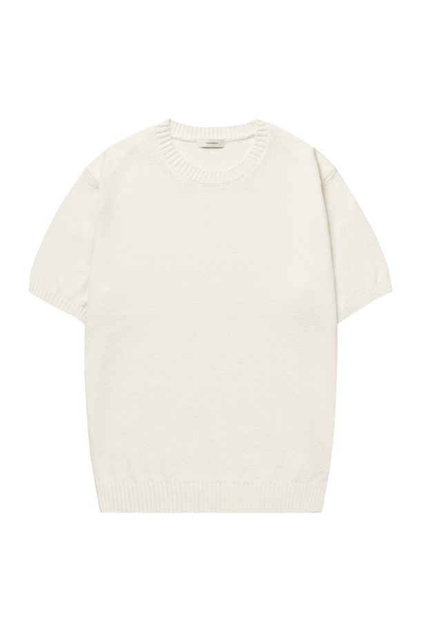 UPW 워셔블코튼 라운드 반팔니트는 사계절 내내 활용 가능한 베이직하고 미니멀한 스타일의 공용 니트입니다. 부드러운 워셔블 면, 폴리에스테르 혼방 소재로 제작되었으며, 오프화이트, 라이트 카멜 베이지, 블루, 다크그레이 4가지 색상으로 제공됩니다. 고밀도 니팅 구조와 링킹 스티치 방식으로 제작되어 높은 회복 탄력성을 자랑하며, 실풀림과 필링 방지 마감으로 오래도록 깔끔하게 입을 수 있습니다.
