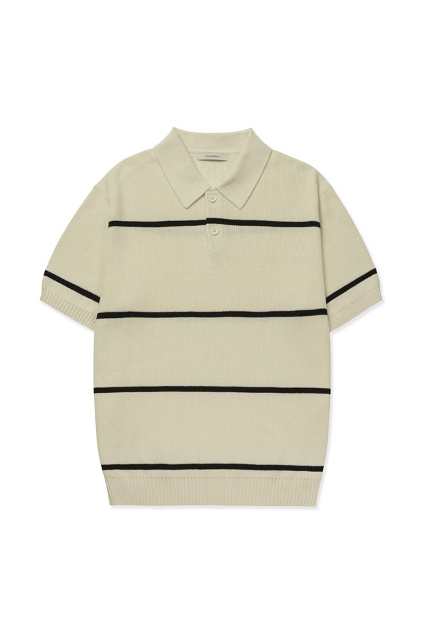 100% 순면 소재로 제작되어 부드러운 촉감과 통기성을 자랑하는 텍스쳐드 스트라이프 폴로 반팔 니트입니다. 슬림핏으로 깔끔하게 떨어지는 핏과 얇은 두께감으로 봄, 여름 시즌 데일리, 캐주얼, 세미포멀 룩에 활용하기 좋습니다. 화이트, 크림, 블랙 3가지 컬러로 출시되었으며, 텍스쳐드 스트라이프 패턴과 2x2 싱글 하이 엘라스틱 립조직, 링킹 스티치 공법, 깔끔한 엣지 마감 디테일이 돋보입니다.

