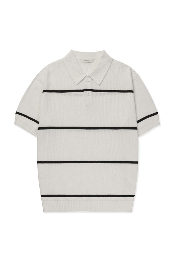 100% 순면 소재의 텍스쳐드 스트라이프 패턴 폴로 반팔 니트입니다. 부드러운 촉감과 뛰어난 흡습, 통기성을 자랑하며, 슬림핏 디자인과 레귤러 기장으로 편안한 착용감을 선사합니다. 화이트, 크림, 블랙 세 가지 컬러로 출시되어 다양한 스타일 연출에 활용 가능하며, 2x2 싱글 하이 스트레치 립조직과 고밀도 니팅, 링킹 스티치 마감으로 완성도를 높였습니다.
