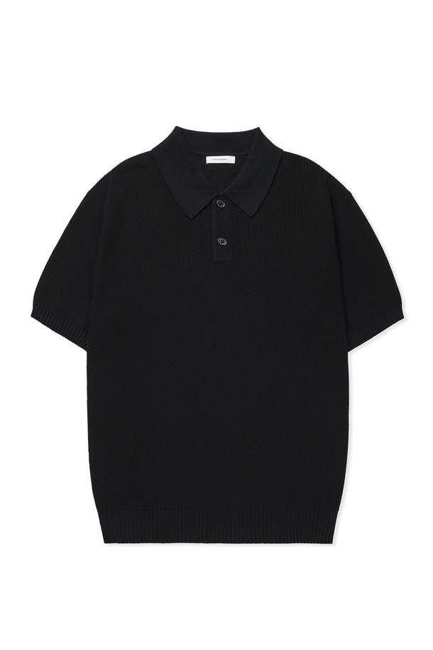 **텍스쳐드 코튼 100 폴로 반팔 니트 - 4 Color**

부드러운 촉감의 텍스쳐드 코튼 100% 소재로 제작된 남성용 폴로 반팔 니트입니다. 여름철에도 시원하게 착용할 수 있도록 통기성이 우수한 중공사 구조로 제작되었으며, 2*2 싱글 하이 스트레치 립조직으로 편안한 착용감을 선사합니다. 슬림 핏으로 제작되어 미니멀하고 세련된 스타일을 연출하며, 데이트룩과 카페룩에 잘 어울립니다. 깔끔한 엣지 마감과 링킹 스티치 구조, 프리미엄 니팅 구조로 완성도를 높였습니다. 크림, 라이트 페이드 그레이, 네이비, 블랙 4가지 컬러로 출시되었습니다.
