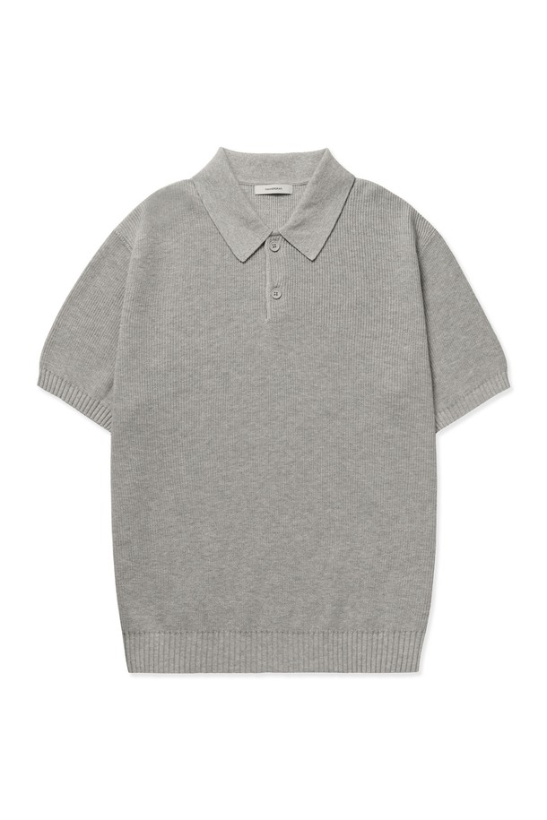 **텍스쳐드 코튼 100 폴로 반팔 니트 - 4 Color**

부드러운 촉감의 텍스쳐드 코튼 100% 소재로 제작된 폴로 반팔 니트입니다. 미니멀하고 베이직한 스타일로 데이트룩, 카페룩 등 다양한 TPO에 활용하기 좋습니다. 입체적인 그레인 텍스처와 슬림핏 디자인이 자연스러운 볼륨감을 선사하며, 2x2 싱글 하이스트레치 립조직과 링킹 스티치 공법으로 완성도를 높였습니다. 크림, 라이트그레이, 페이드네이비, 블랙 4가지 컬러로 출시되어 폭넓은 선택이 가능합니다. 여름철 시원하고 편안하게 착용할 수 있는 아이템입니다.
