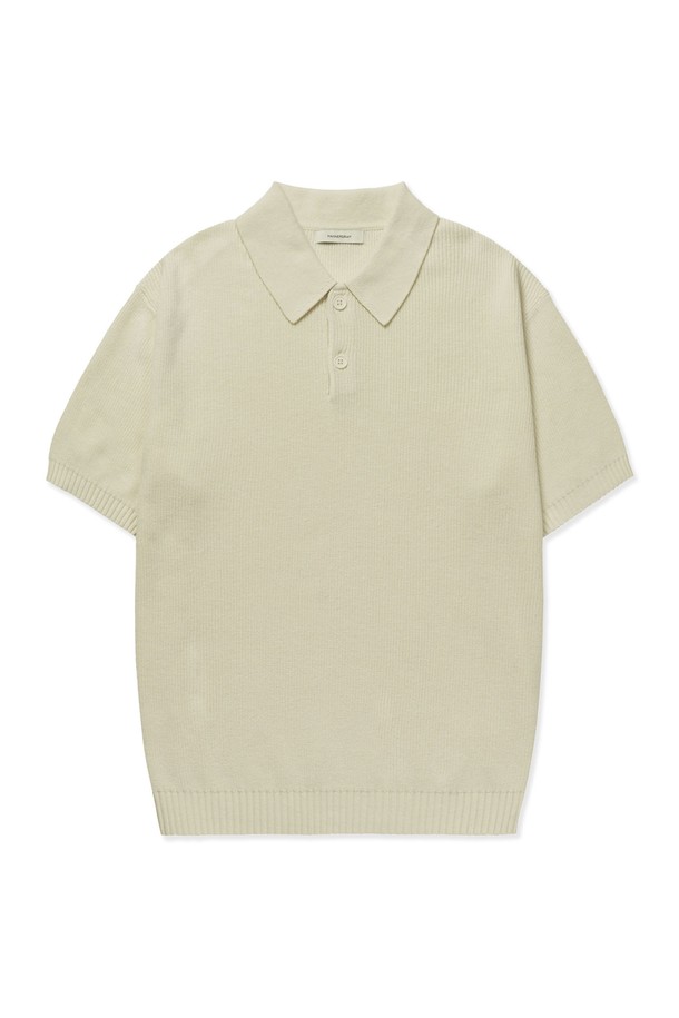 텍스쳐드 코튼100 폴로 반팔 니트 - 4 Color는 부드러운 촉감의 100% 수퍼소프트 코튼 소재로 제작되어, 여름에도 시원하고 쾌적하게 착용할 수 있습니다. 미니멀하고 베이직한 스타일을 추구하는 분들께 적합하며, 데이트룩, 카페룩 등 다양한 TPO에 활용하기 좋습니다. 얇은 두께감과 슬림핏으로 제작되어, 세련된 실루엣을 연출하며, 텍스쳐드 패턴으로 은은한 포인트를 더했습니다. 디지털 니팅 시스템과 고밀도 니팅, 링킹 스티치 구조를 통해 높은 퀄리티를 자랑하며, 흡습 및 통기 기능으로 쾌적한 착용감을 제공합니다. 크림, 라이트그레이, 페이드네이비, 블랙 4가지 컬러로 출시되어 폭넓은 선택이 가능합니다.
