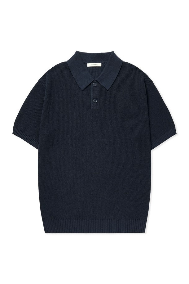 **텍스쳐드 코튼 100 폴로 반팔니트 - 4 Color**

부드러운 촉감의 텍스쳐드 코튼 100% 소재로 제작된 남성용 폴로 반팔 니트입니다. 2*2 싱글 하이 스트레치 립조직과 중공구조 원단을 사용하여 통기성이 뛰어나 여름철에도 시원하게 착용할 수 있습니다. 미니멀하고 베이직한 스타일로, 데이트룩이나 카페룩 등 다양한 TPO에 활용하기 좋습니다. 슬림핏 디자인과 자연스러운 광택, 클린 엣지 마감, 링킹 스티치 구조, 프리미엄 니팅으로 완성도를 높였습니다. 크림, 라이트그레이, 네이비, 블랙 4가지 컬러로 만나보세요.
