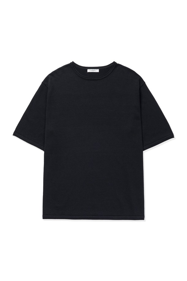 소프트코튼100 소재의 롤링엣지 라운드 반팔 니트는 부드러운 촉감과 튜블러 구조, 하이덴시티 니팅으로 뛰어난 품질을 자랑합니다. 링킹 스티치 공법과 클린엣지 마감으로 제작되었으며, 오프브라운, 다크화이트, 네이비, 블랙, 아이보리 4가지 색상으로 제공됩니다. 베이직하고 미니멀한 스타일로 봄, 여름철 일상복으로 활용하기 좋은 레귤러핏의 라운드넥 반소매 니트입니다.
