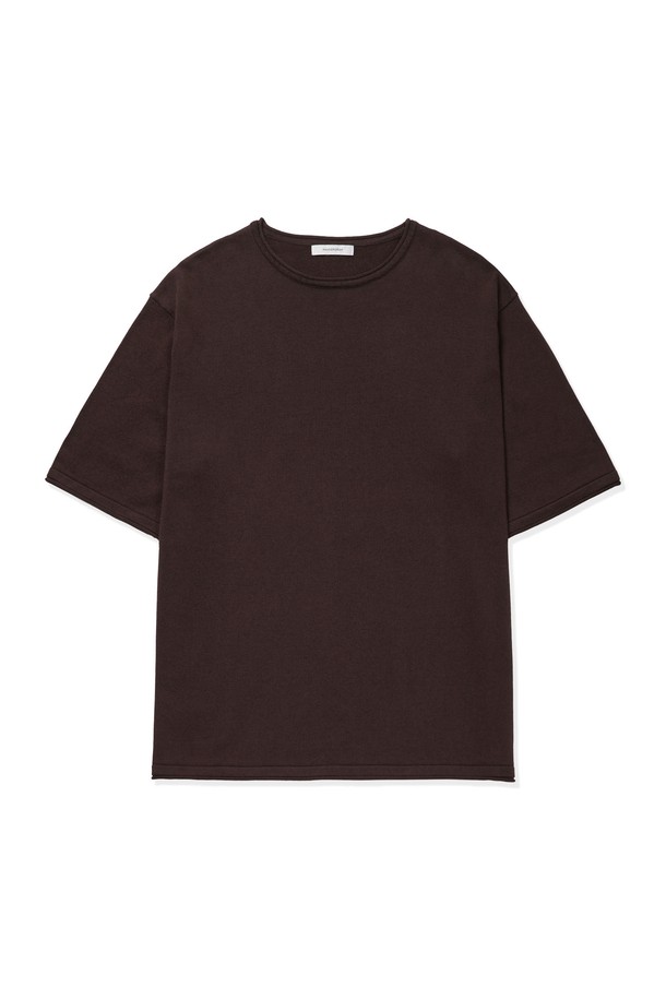 소프트코튼100 소재의 롤링 엣지 라운드 반팔 니트는 튜블러 니팅 공법과 링킹 스티치 구조, 2겹 고밀도 니트로 제작되어 뛰어난 내구성을 자랑합니다. 공기 순환 중공 구조로 통기성이 우수하며, 부드러운 촉감과 편안한 레귤러 핏으로 일상에서 편안하게 착용할 수 있습니다. 오프브라운, 다크화이트, 네이비, 블랙, 아이보리 4가지 색상으로 제공되는 베이직하고 캐주얼한 무드의 반팔 니트입니다.
